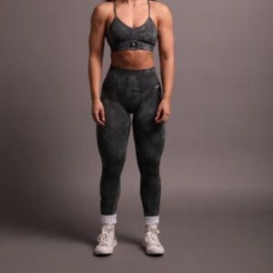 She Big Wolf "Everson Seamless"
Leggings in Wolf Gray Marble | Darc Sport